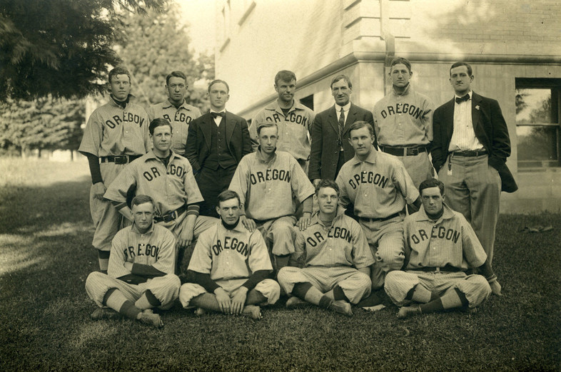 <p>A team photo of the 1908 University of Oregon baseball team shows some stark contrasts in uniform design and coaches' apparel. </p>
