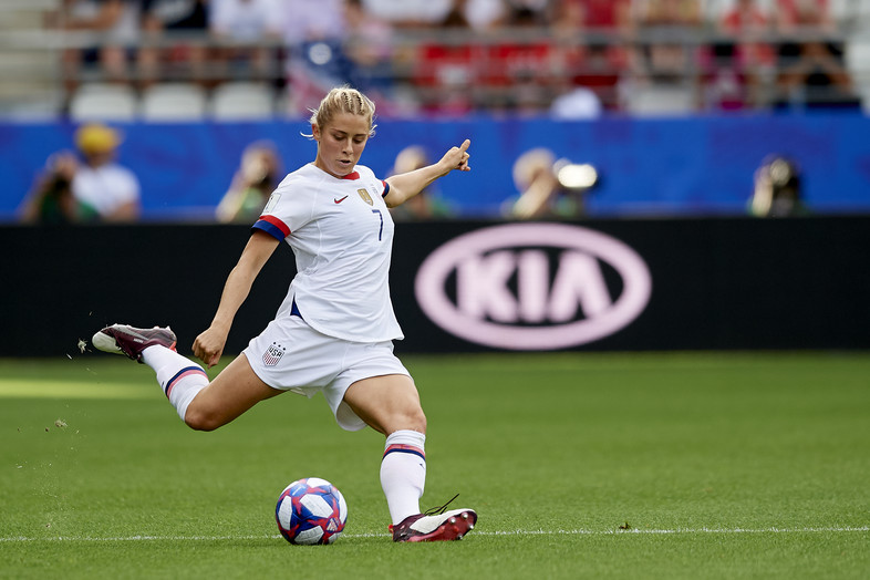 Abby Dahlkemper of United States shooting to goal during the 2019 FIFA Women's World Cup France Round Of 16 match between Spain and USA at Stade Auguste Delaune on June 24, 2019 in Reims, France. 