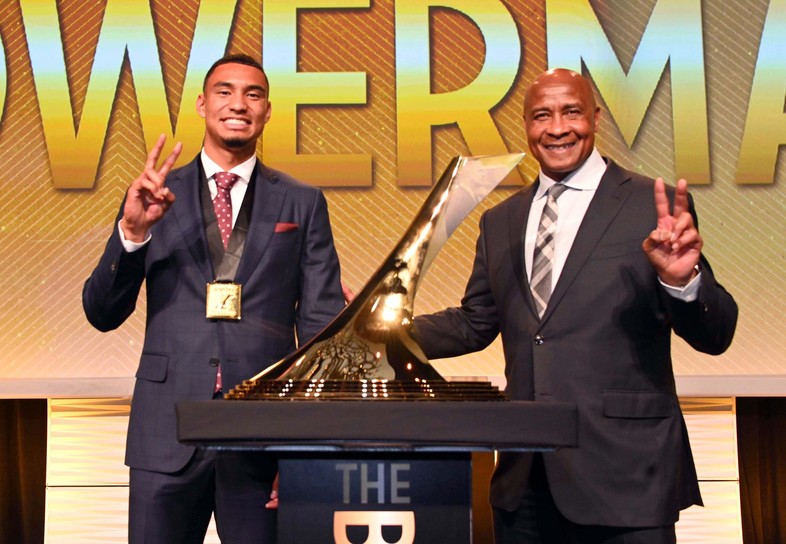 Michael Norman and USC Athletic Director Lynn Swann pose for a photo after the sprinter captured 2018's The Bowerman Award, given annually to the top male and female collegiate track & field athletes.