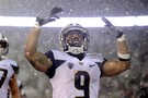 Seizing the moment - Myles Gaskin carried Washington to a 28-15 win over Washington State, with 170 yards and three touchdowns on 27 carries (first player in Pac-12 history to rush for over 1,000 yards in four-straight seasons), giving the Huskies claim over the Pac-12 North.