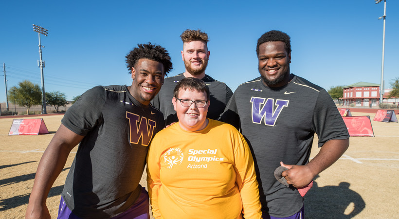 2017 Fiesta Bowl: Washington football bonds with Special Olympic Athletes in Phoenix
