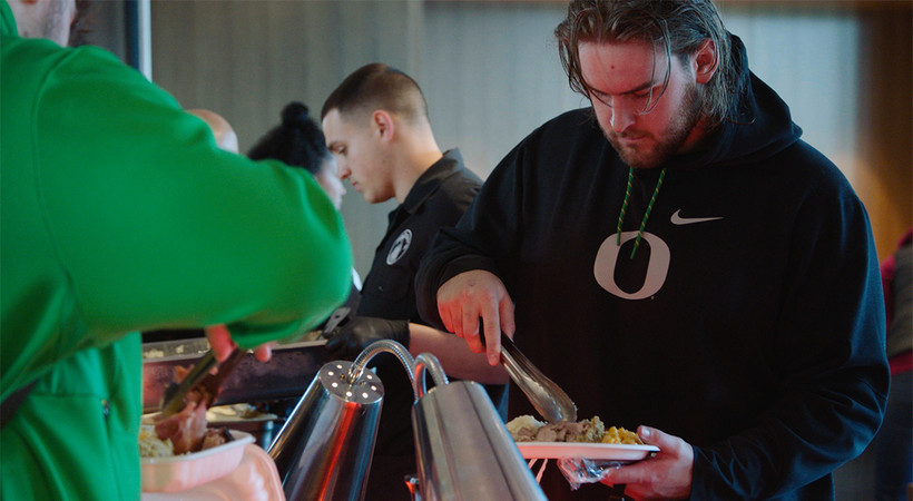 Oregon football gathers for Thanksgiving meal